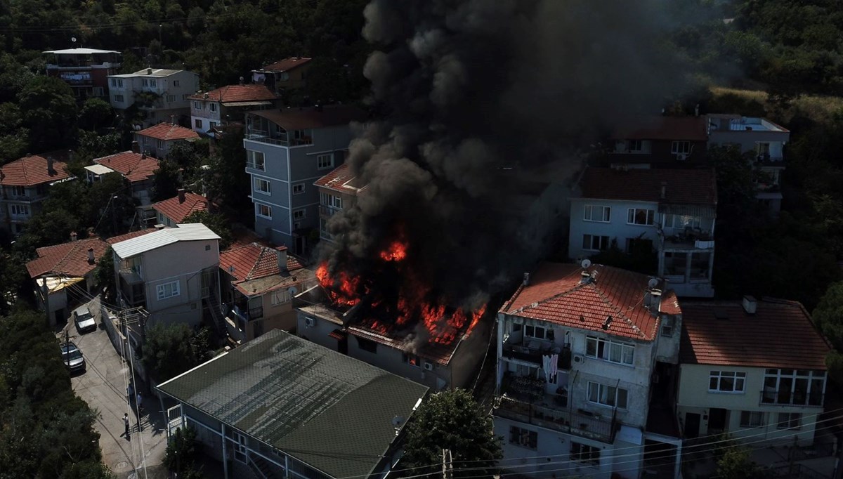 Bursa'da bir apartmanın çatısı yandı