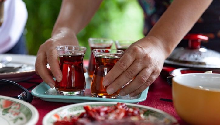 Çayı böyle içmek zehirden beter hale getiriyor! Herkes yıllardır bu hatayı yapıyor